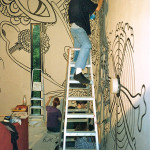 1992: Ein Wandbild entsteht im Haupthaus unter Anleitung des exilchilenischen Künstlers Kadima
