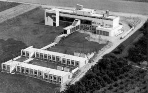 So sah das Gelände der Jugendakademie bei Eröffnung 1967 aus. Gut zu erkennen: die beiden Bungalows im unteren Geländebereich