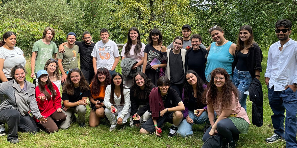 Gruppenfoto vom Freiwilligendienst auf einer Streuapfelwiese