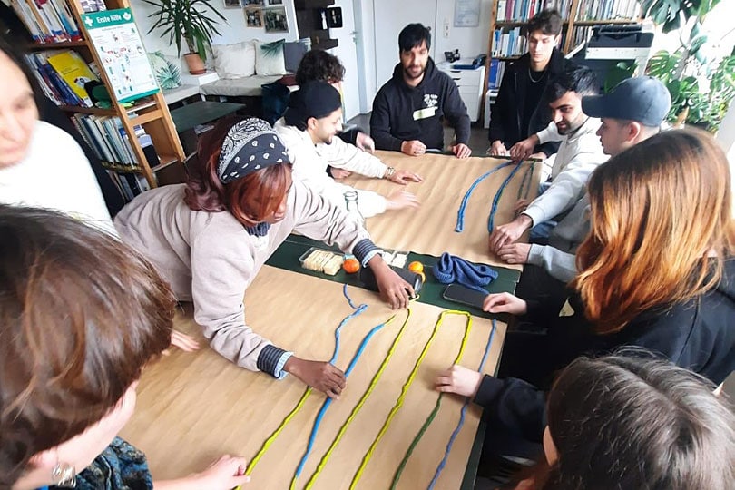 Lokalgruppe bei einer kreativen Übung mit Bändern